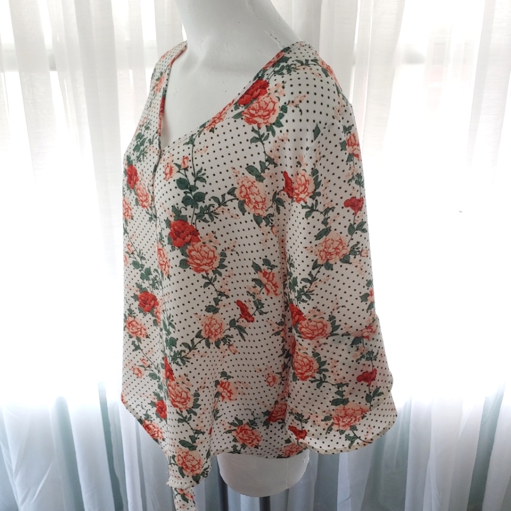 Cure floral blouse.